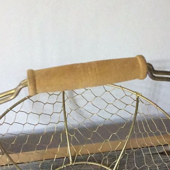 Farm house chicken wire basket with handle - Picture 3 of 6